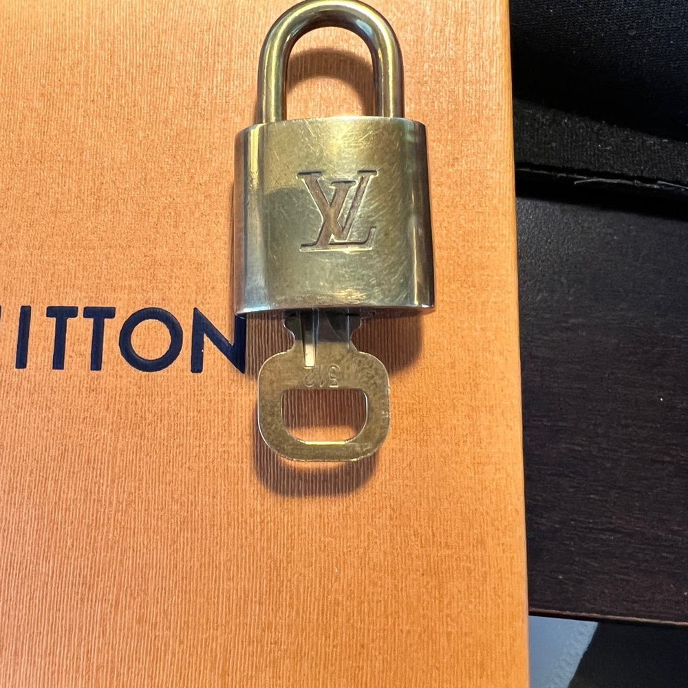 ♦️Louis Vuitton Padlock with Key